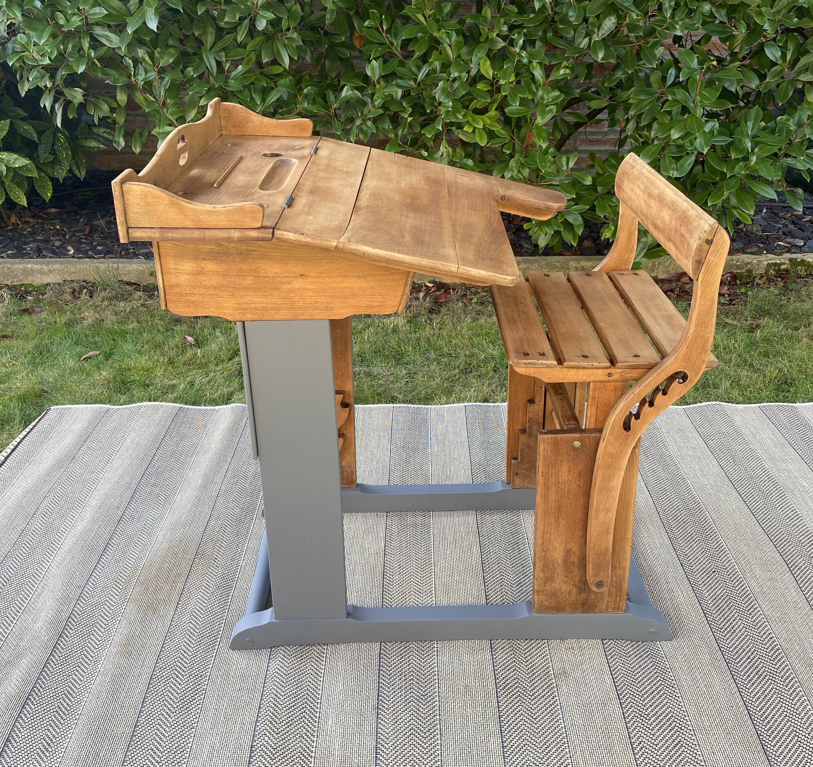 School desk with height-adjustable seat