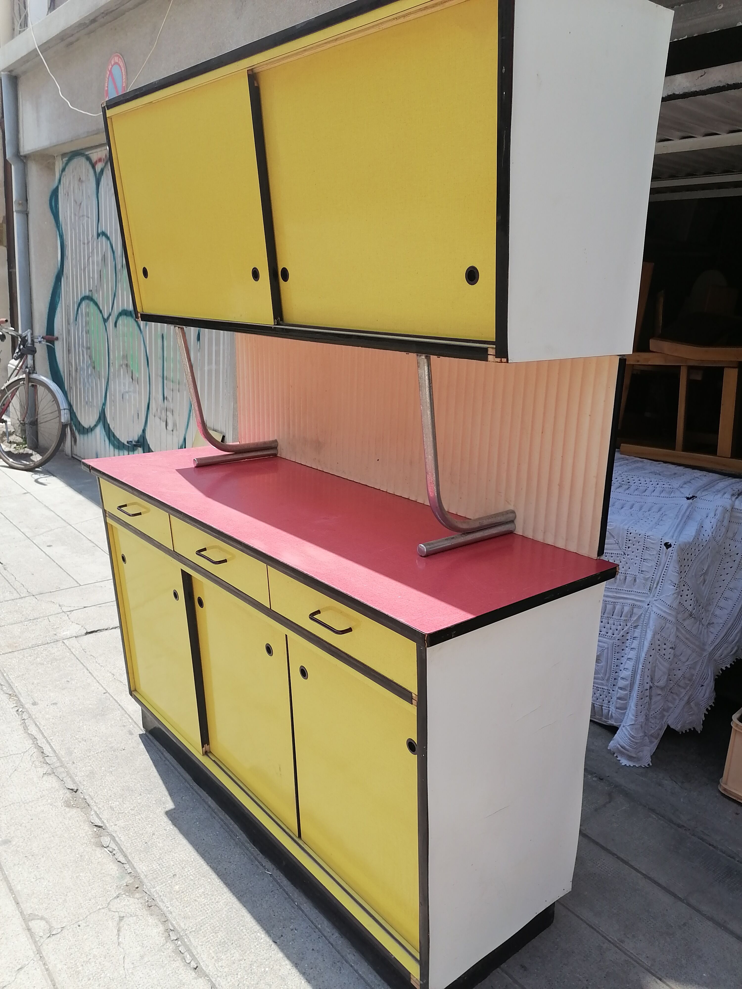 Ancien meuble en formica jaune et rouge