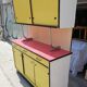 Ancien meuble en formica jaune et rouge