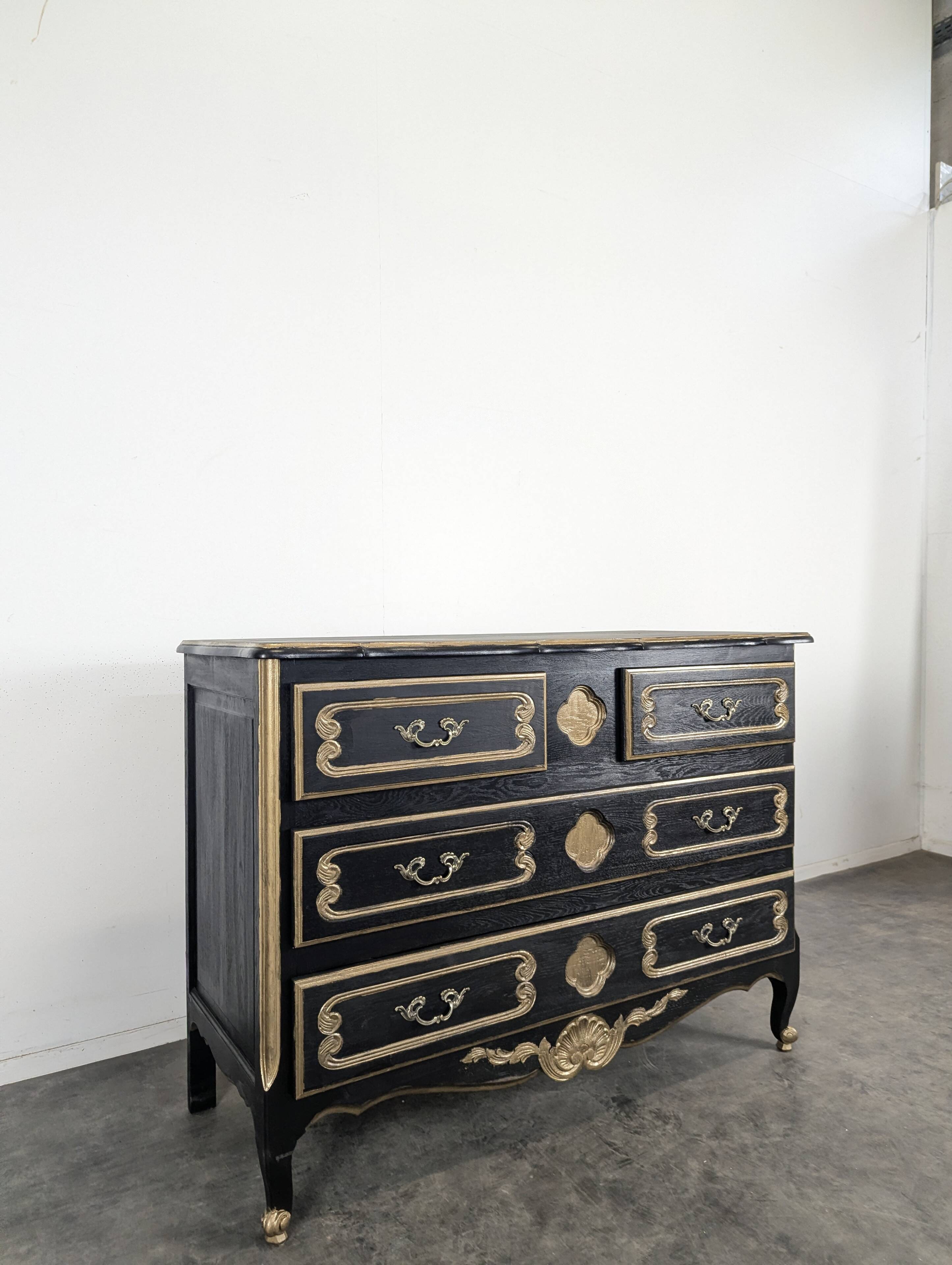 Commode de style Louis XV en chêne laqué noir et rechampi or