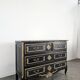 Commode de style Louis XV en chêne laqué noir et rechampi or