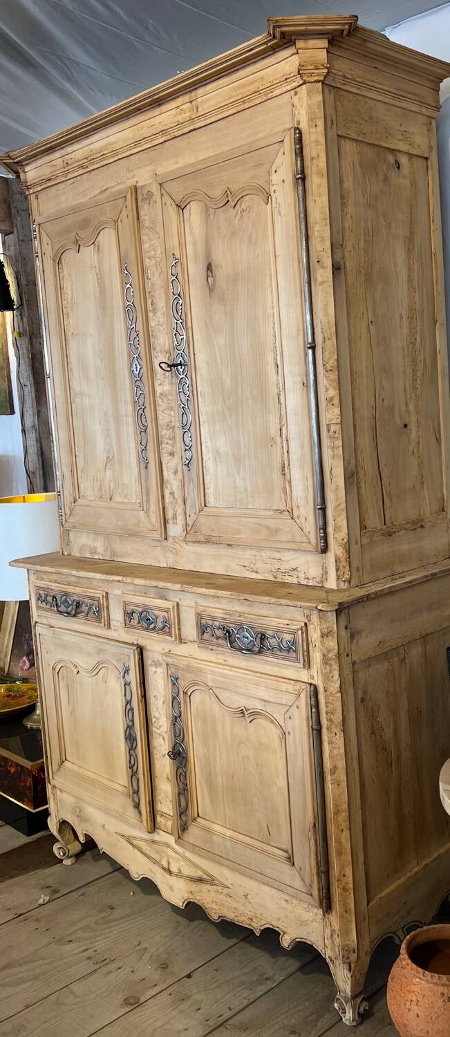 Buffet of two Saintonge bodies