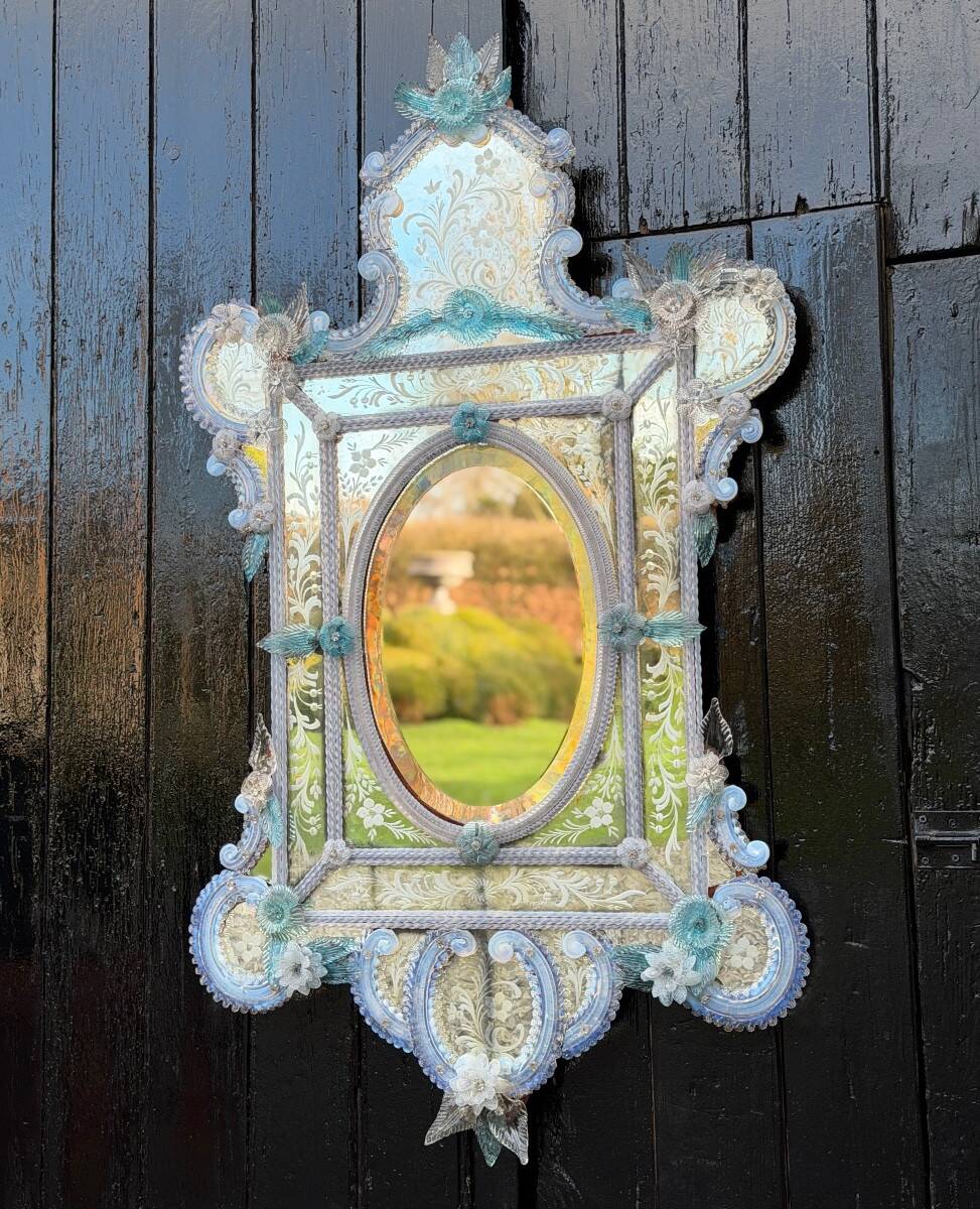 Miroir vénitien en verre de Murano, en camaïeu de bleu, vers 1880