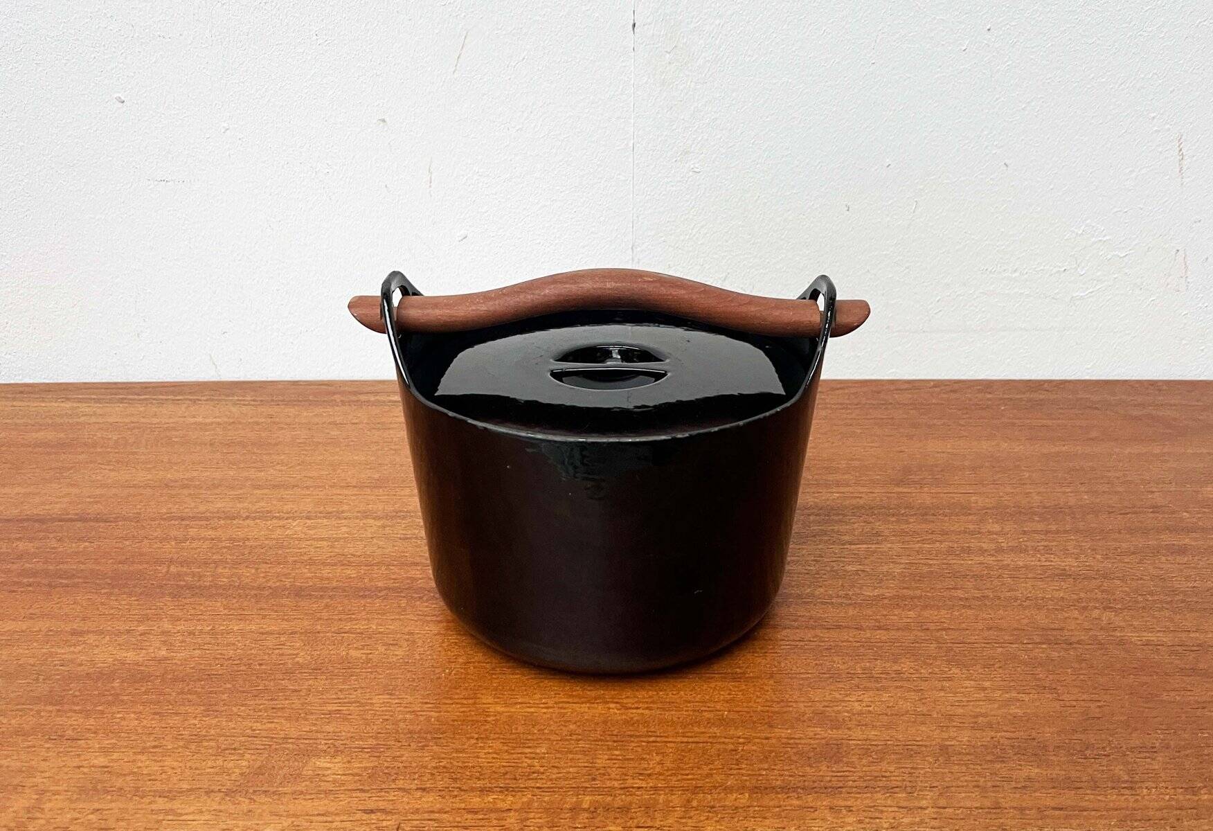 Black enamelled cast iron pot with a teak handle in mid-century style by Timo Sarpaneva for Rosenlew of Finland, 1960s.