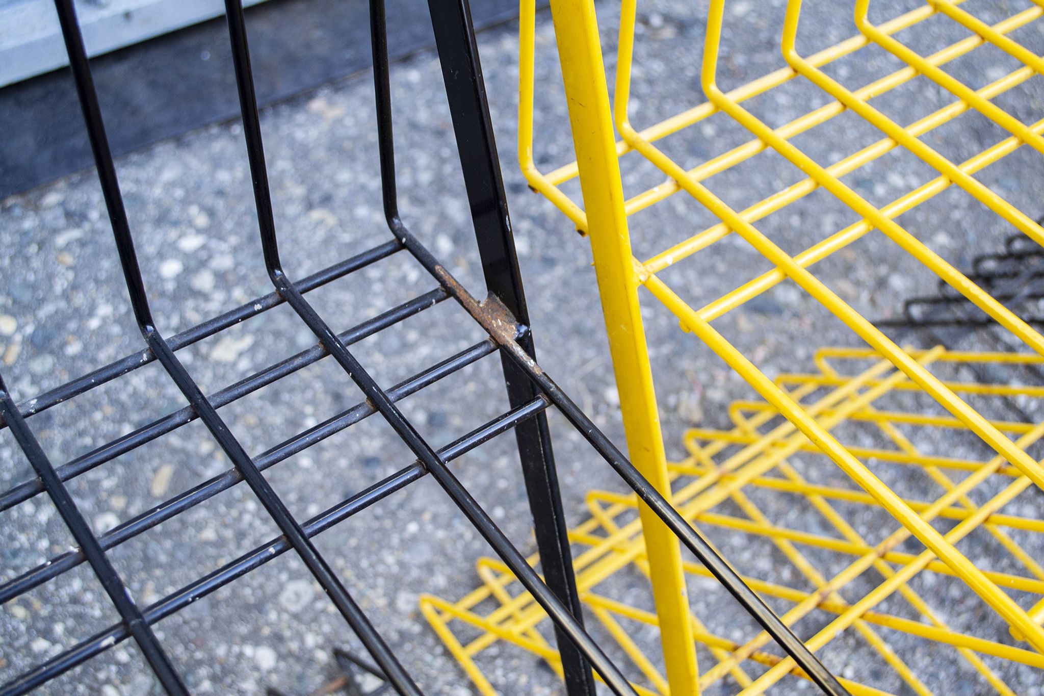 Chaises empilables en fer brutaliste Italie 70s