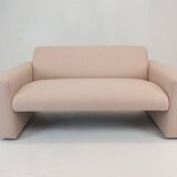 Banc à deux places Artifort Modèle 691, rembourré en laine rose douce, années 1980.