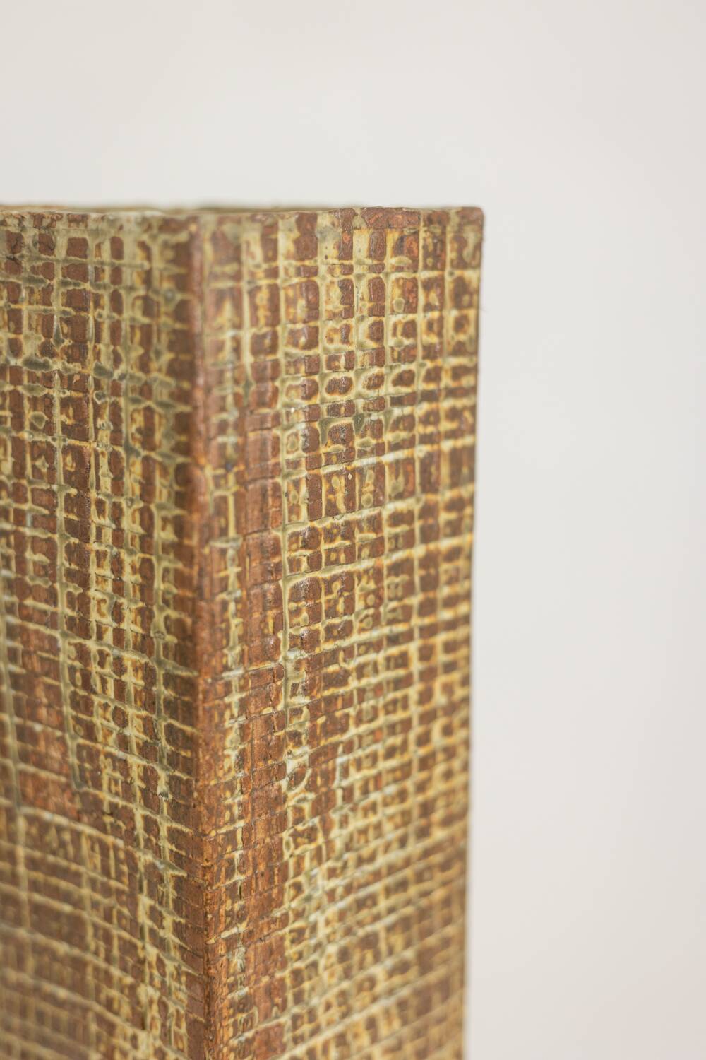 Vase de style Brutaliste en grès, à décor végétal. Année 1977.