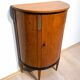 Cabinet demi-lune Biedermeier en bois de cerisier et laiton, France, années 1810