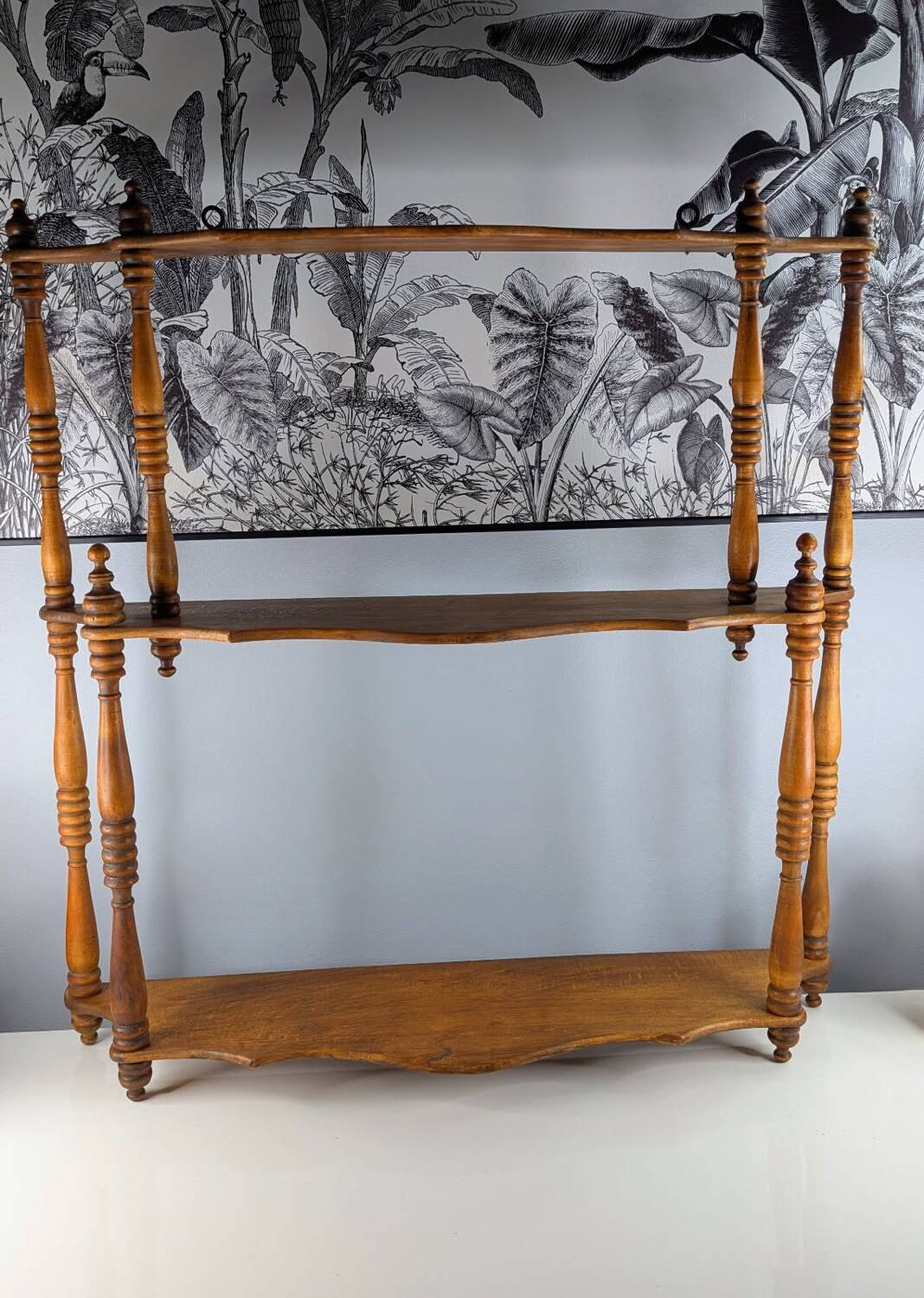 Étagère en bois tourné