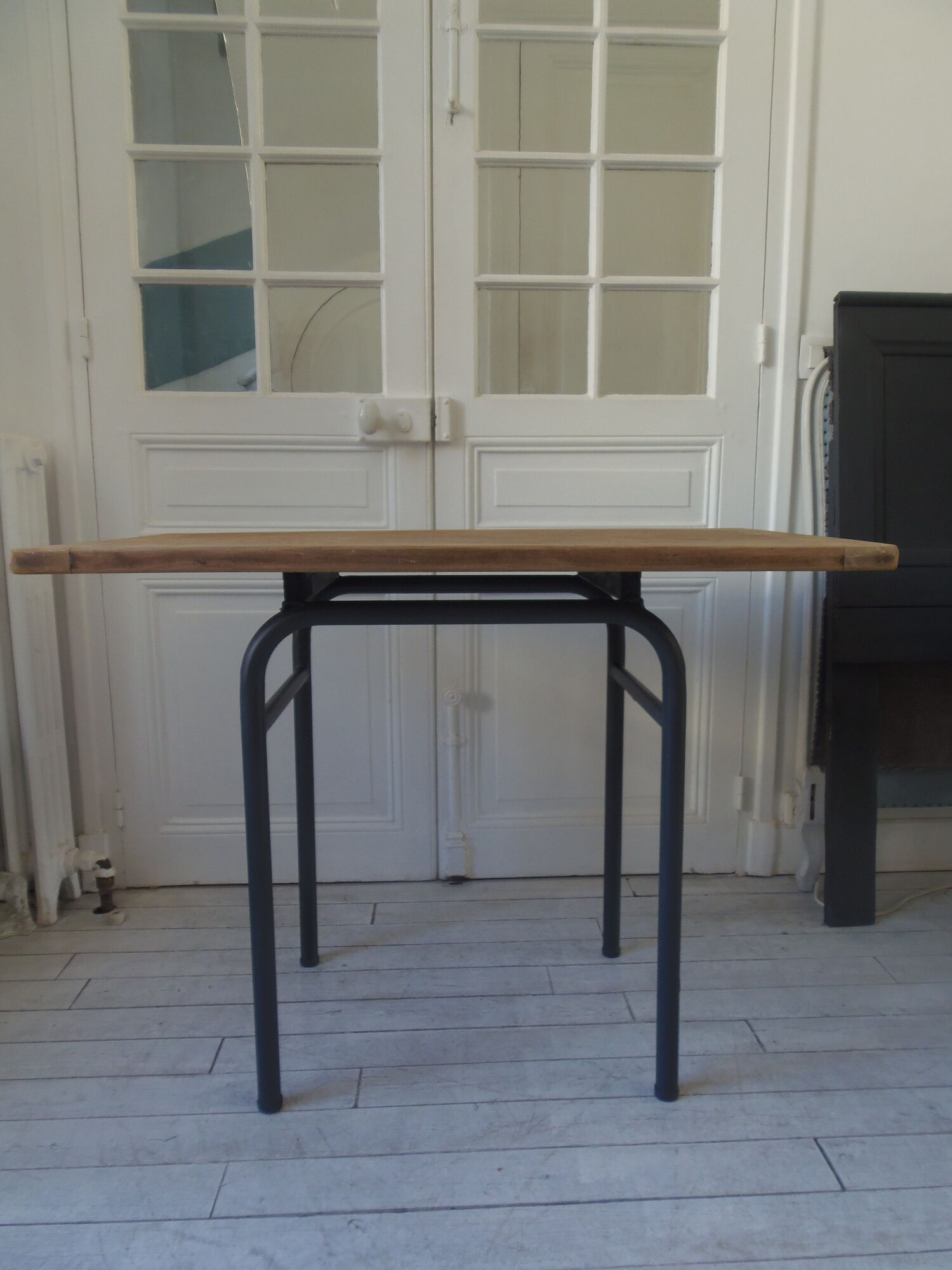 Table, tubular pedestal metal gray slate, oak tray marked