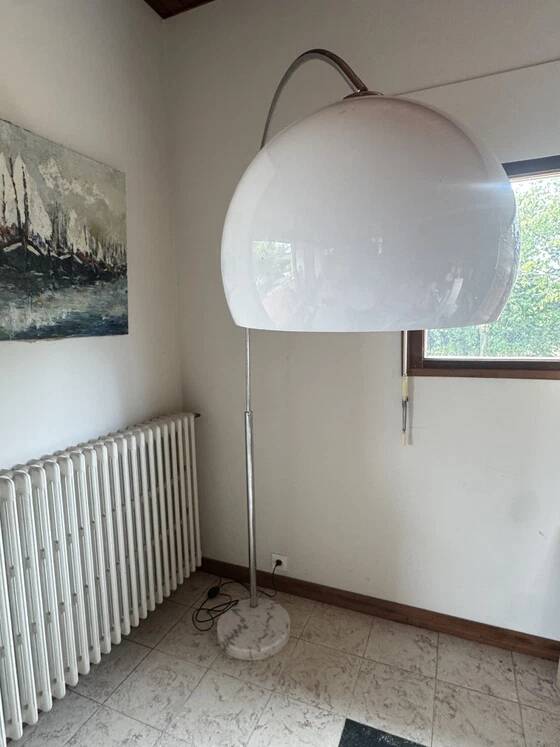 Large vintage Italian arc floor lamp – 1970s – Marble, chrome, and opaline diffuser