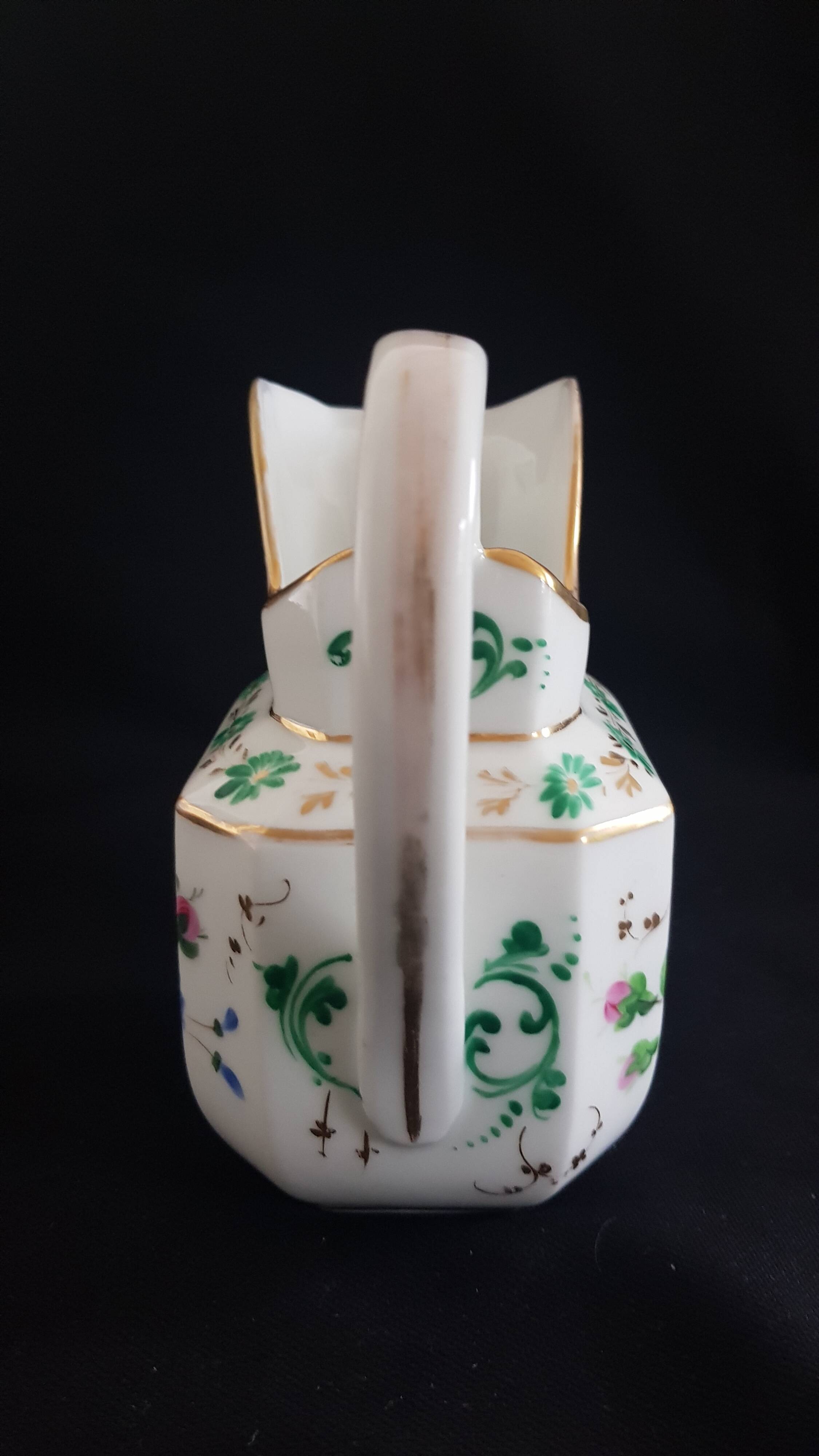 Large octagonal milk jug porcelain from Paris "Old Paris", mid-19th century.