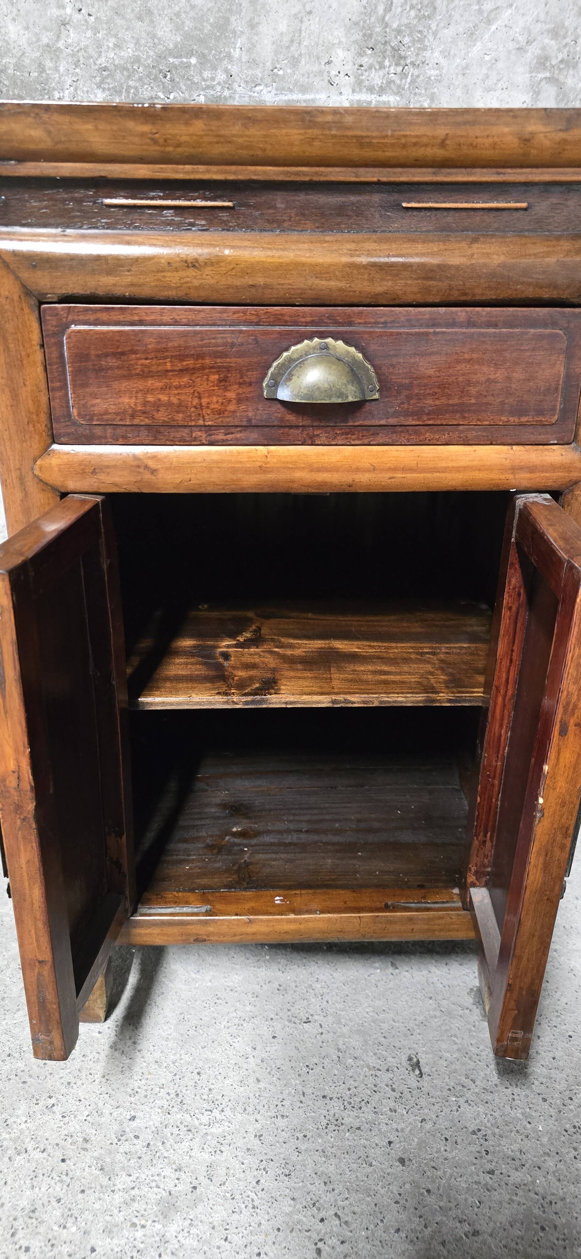 Lot de 2 tables de chevet chinoises, homme et femme vintage