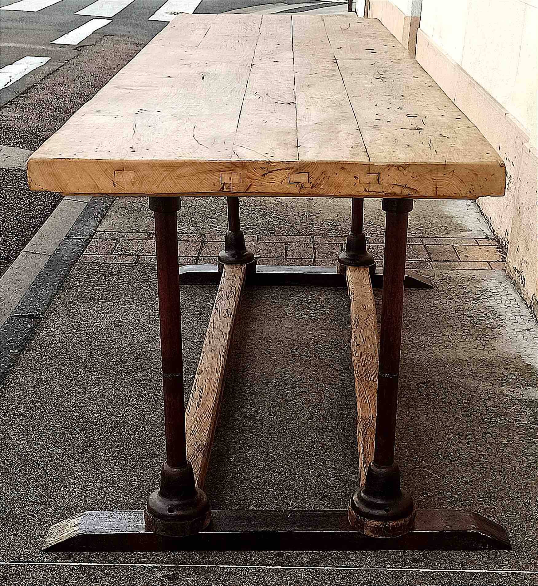 Table d'atelier ou table à manger Longueur 2,60 m Hauteur 74,7 cl