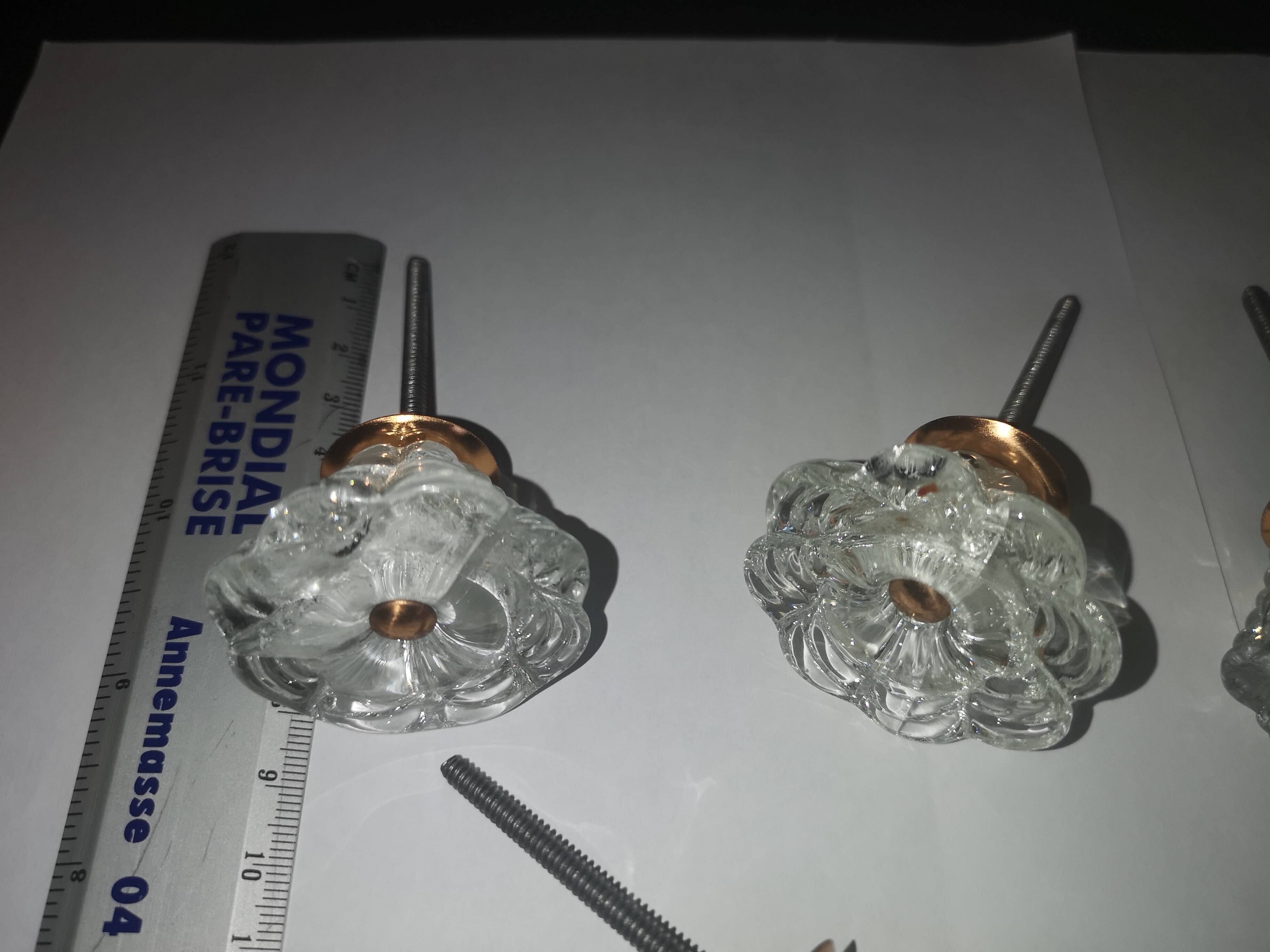 7 anciens boutons de meuble en verre épais transparent