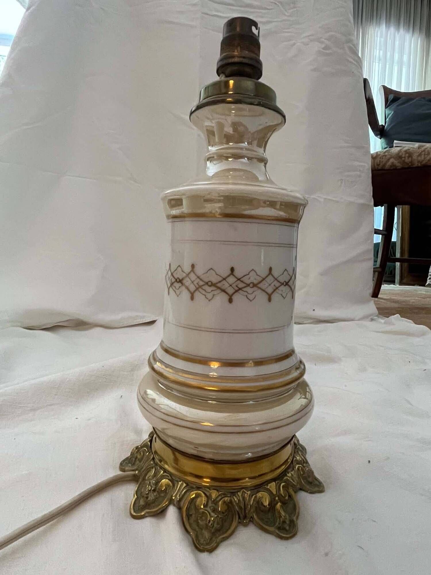 Lot including 2 oil lamps from the 19th century, equipped with their electric wire.
