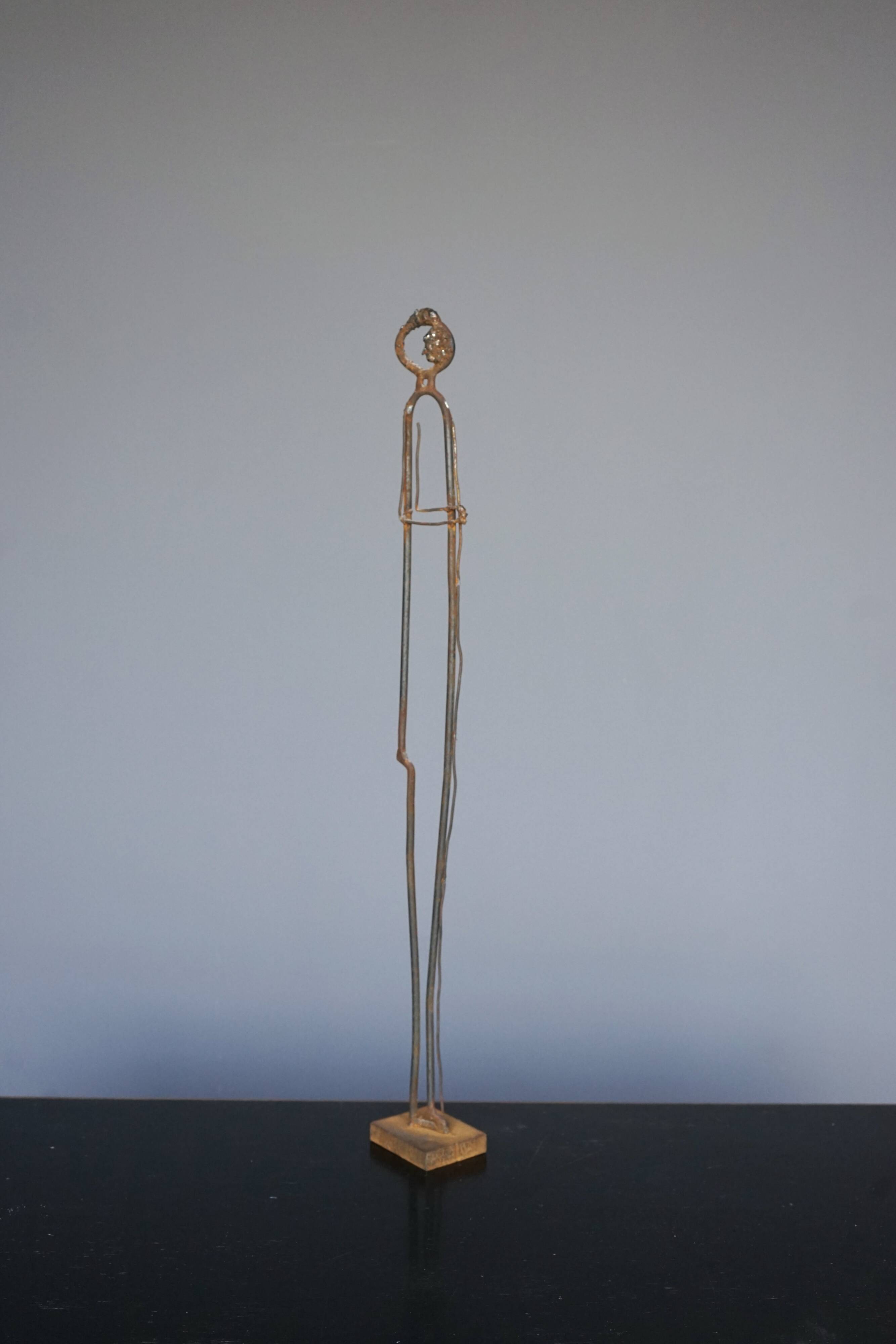 Sculpture en métal représentant un personnage debout. XXe siècle