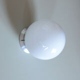 Applique murale ou plafonnier ancien globe en verre opaline blanc base aluminium 1950 1960 vintage