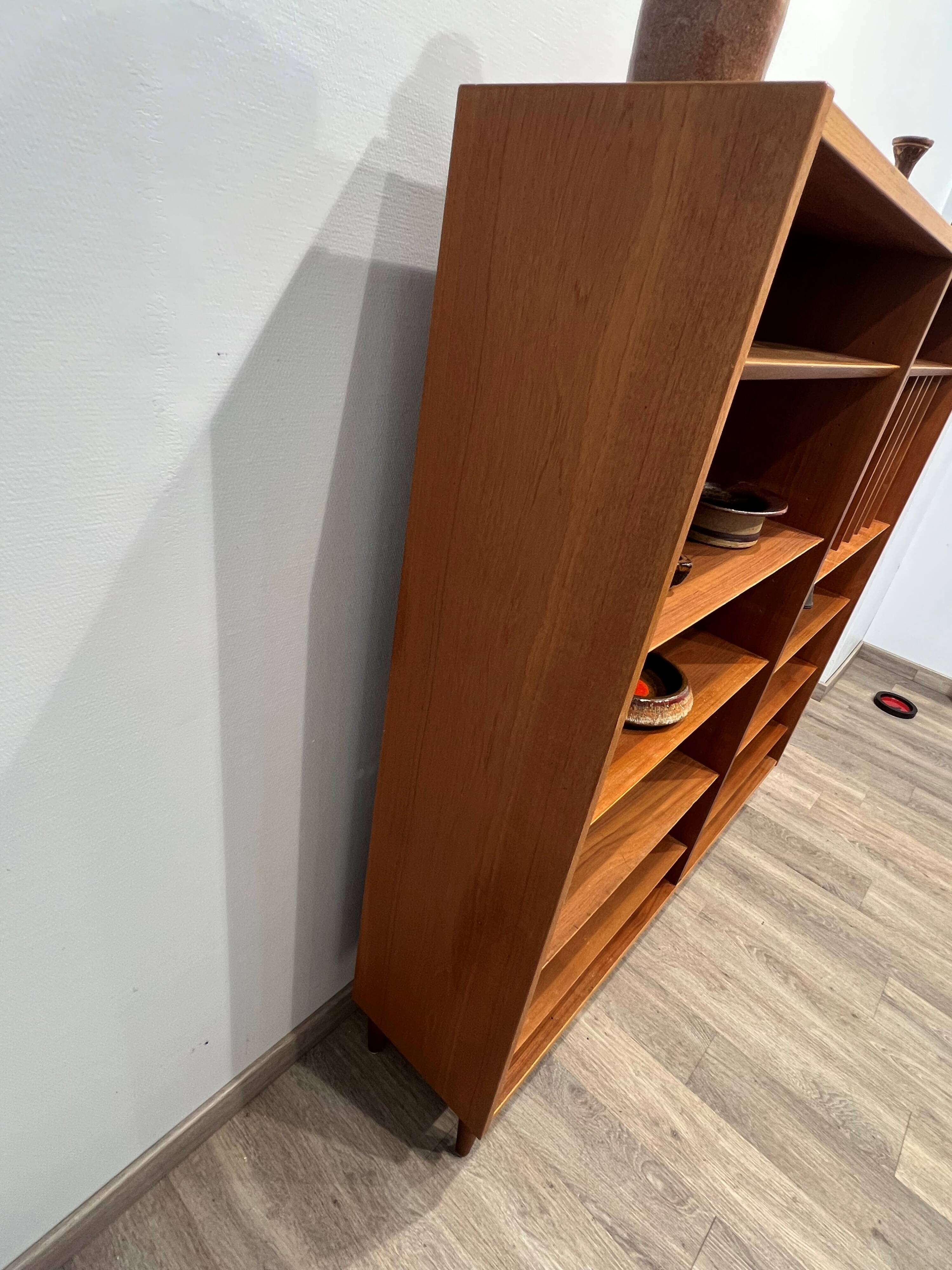 Splendid Scandinavian bookshelf in teak from Denmark.