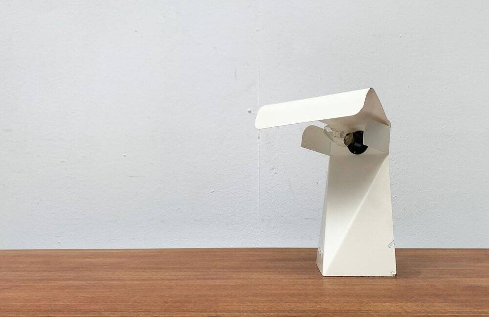 Lampe de table minimaliste en tole de l'ère spatiale italienne des années 60 par G. Grego.