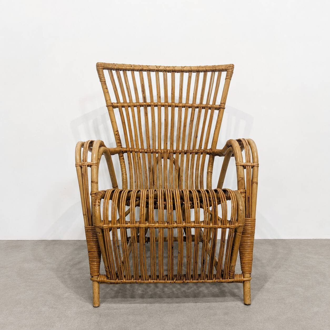 Vintage armchair from the 70s in natural rattan.