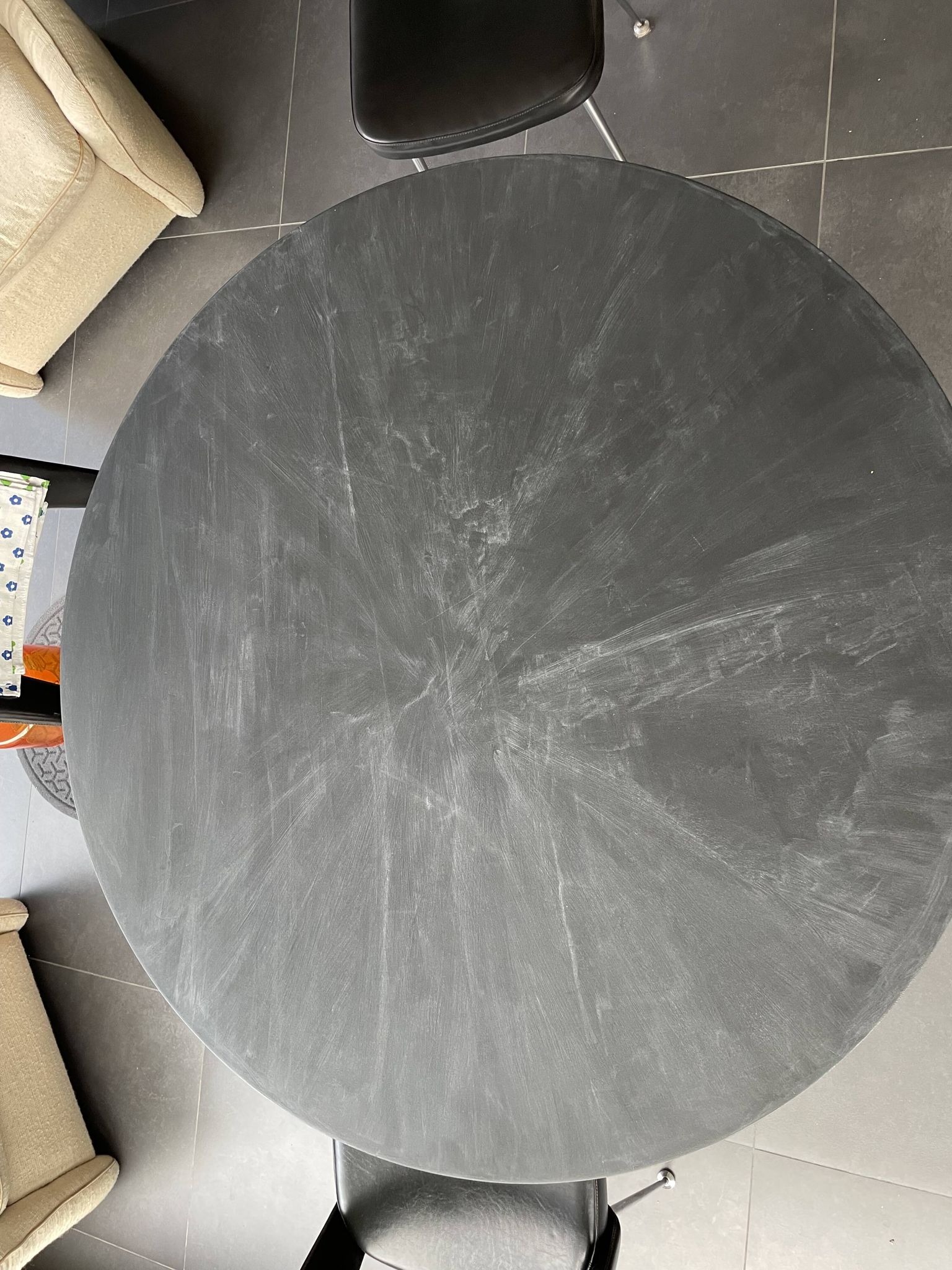Table plateau noir ronde pied métal KARE design