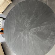 Table plateau noir ronde pied métal KARE design