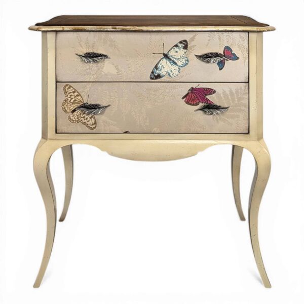 Commode Grange laquée à motif de papillons