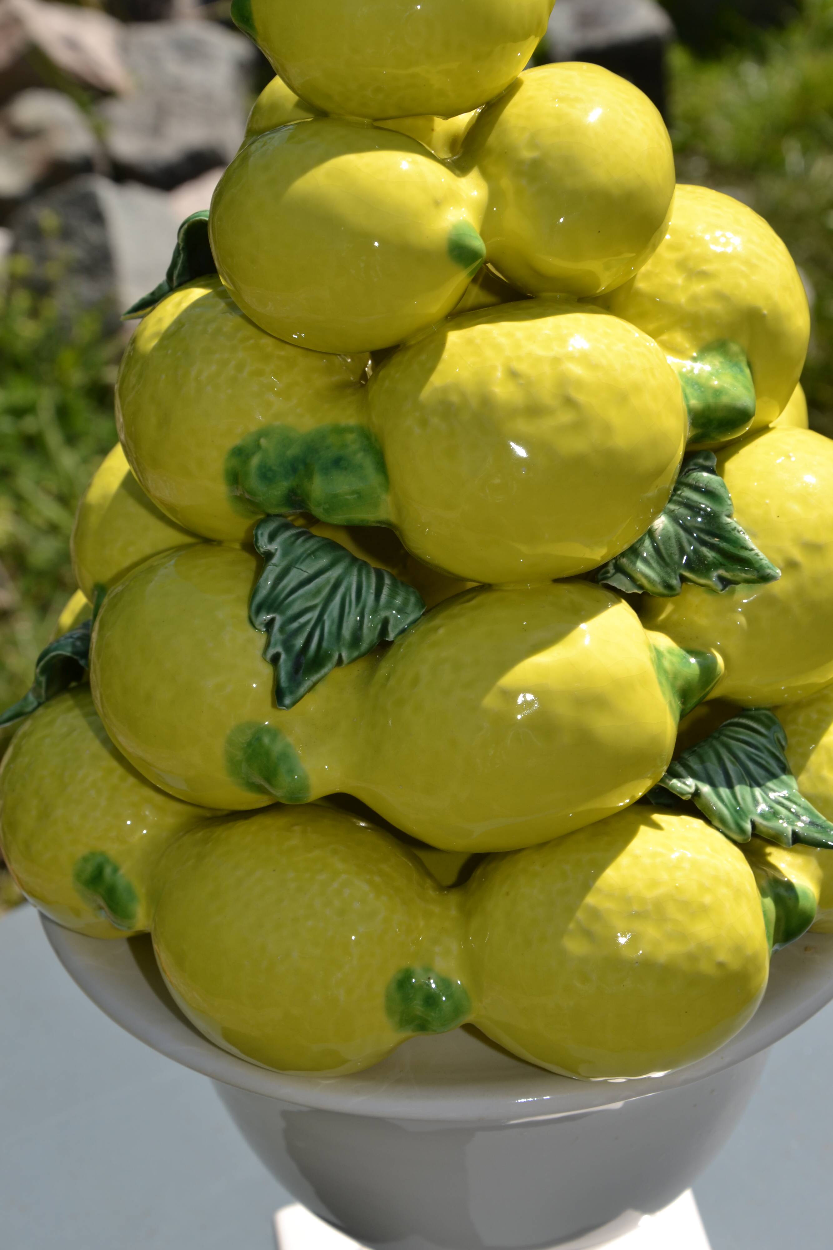 Centrepiece lemons/large fruit bowl in majolica