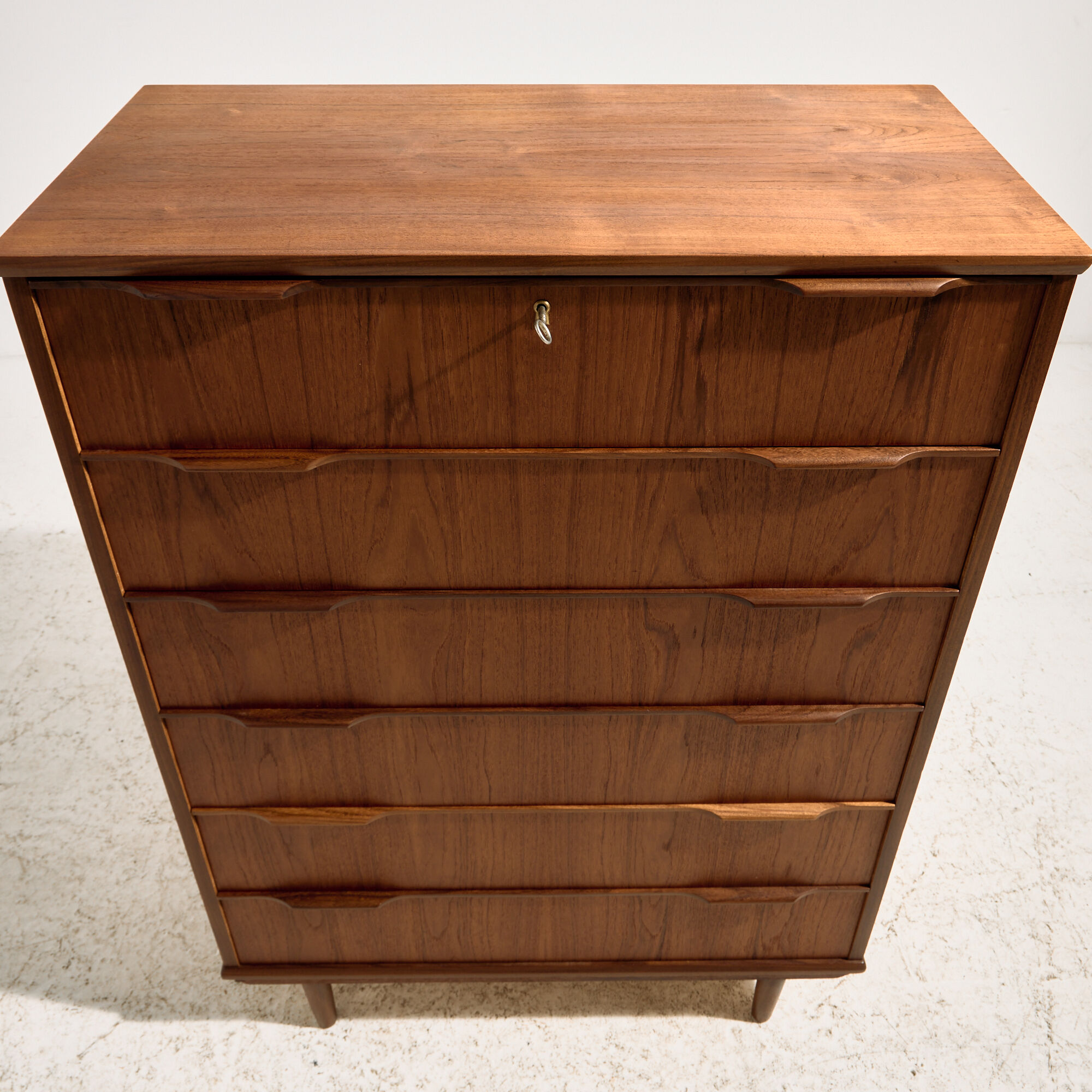 Commode en teck restaurée avec six tiroirs