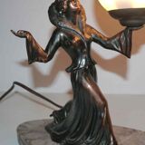 Lampe art déco en regul et marbre « femme tenant un globe »