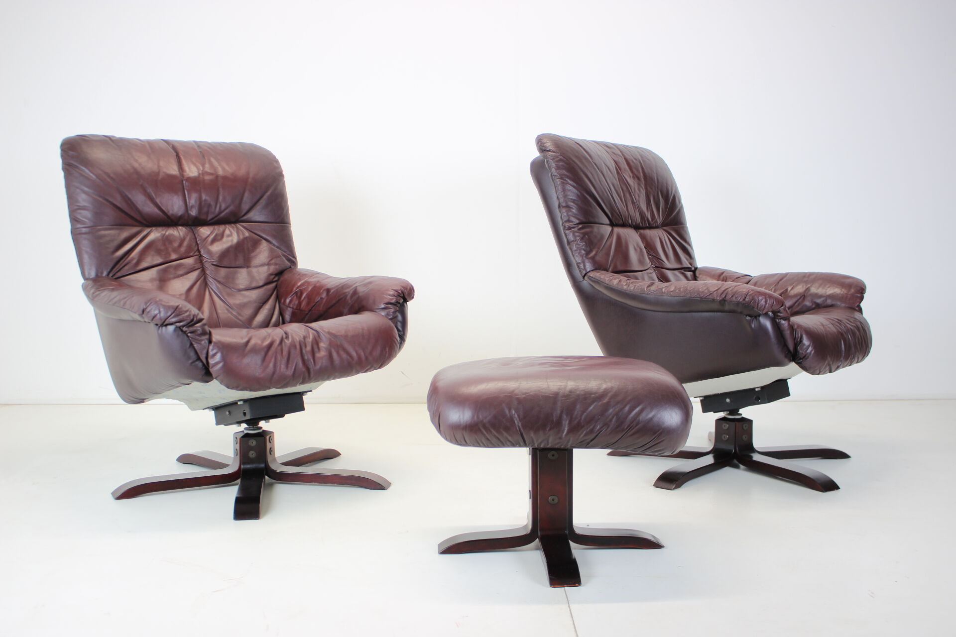 Scandinavian Leather Armchairs / Lounge Chairs, With footres 1970s, Finland