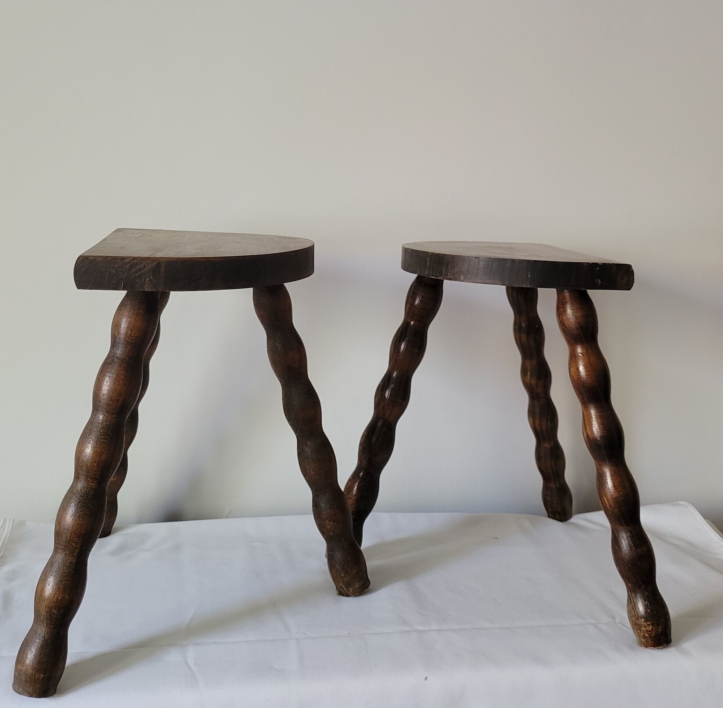 Duo de tabourets brutalistes demi-lunes
