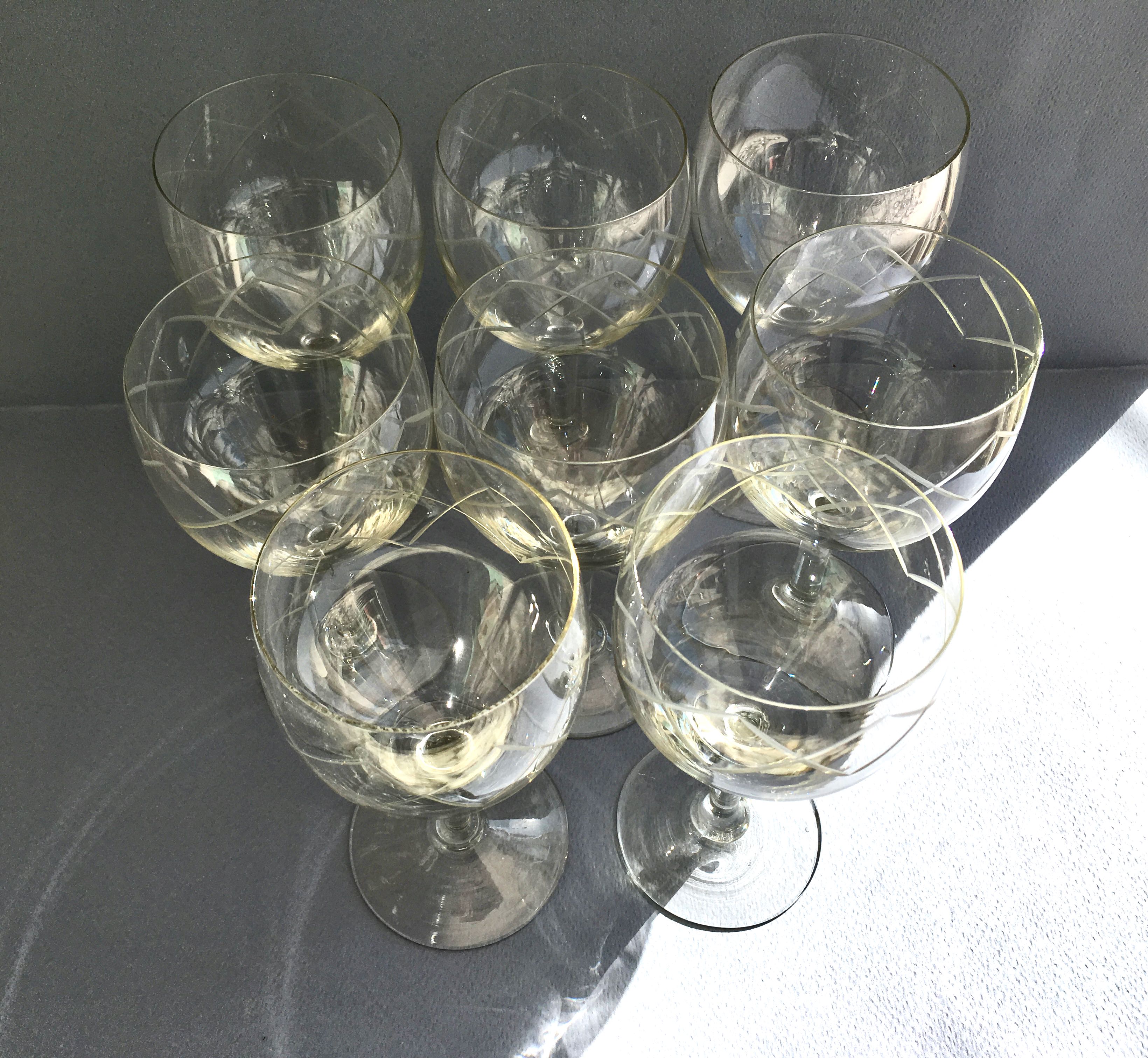 Set of 8 glasses of chiseled wine