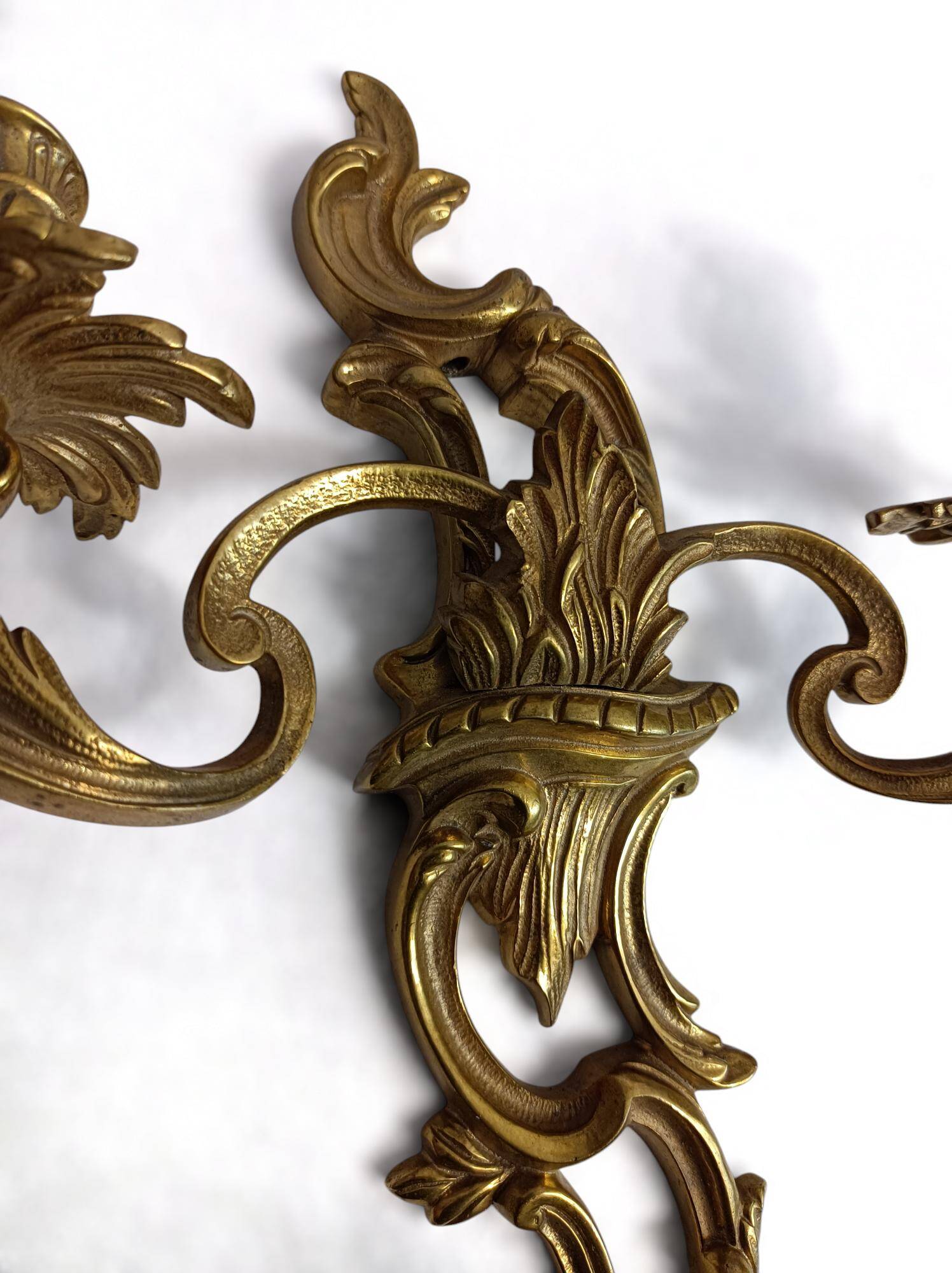 Pair of Rococo wall sconces in gilded bronze, Hollywood Regency, from the years.