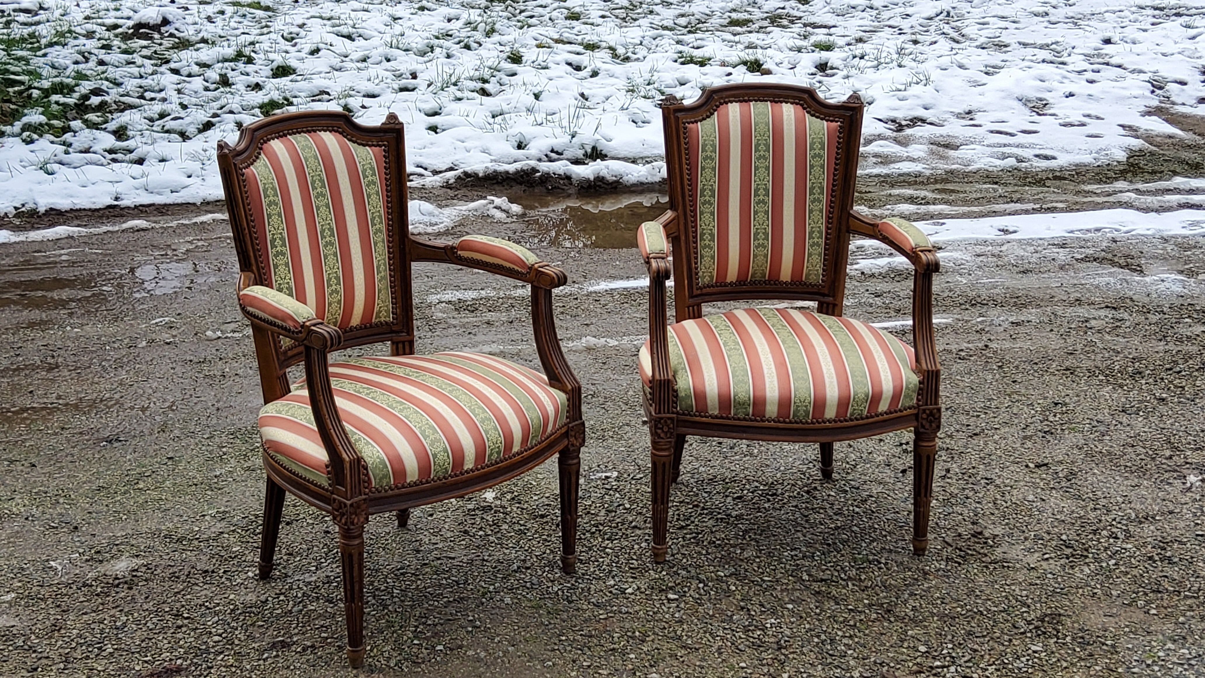 Paire de fauteuils cabriolets de style Louis XVI