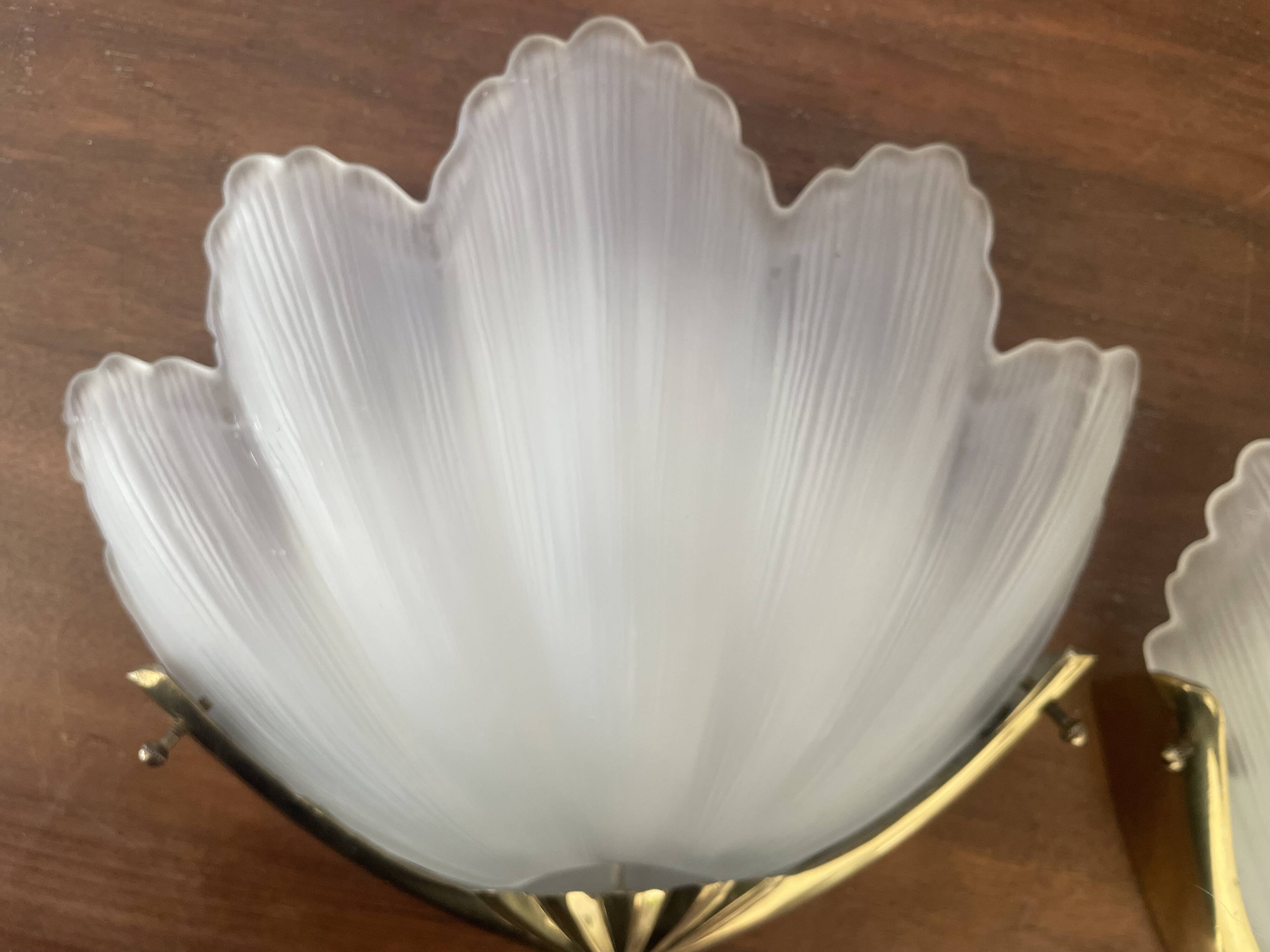 Paire d’appliques vintage en verre dépoli et laiton