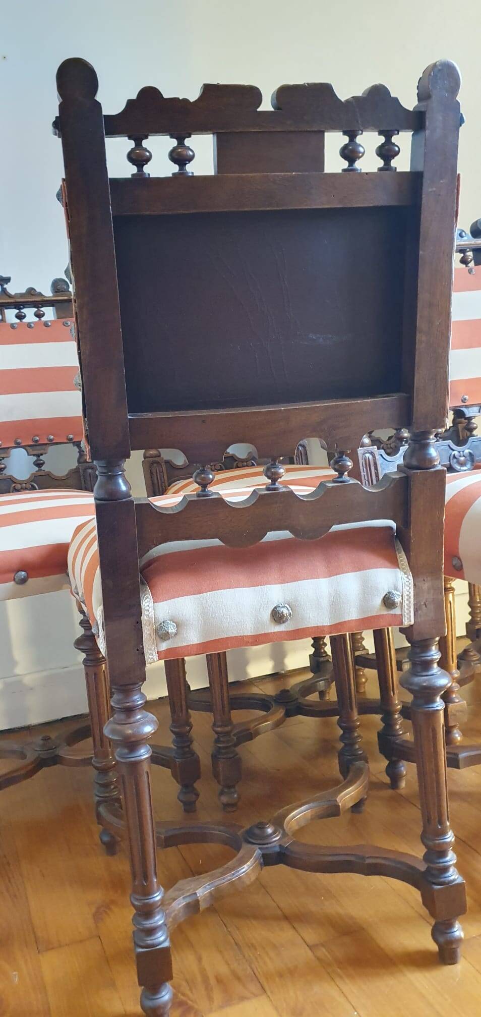 Set of 5 Louis XIII style chairs in solid wood.