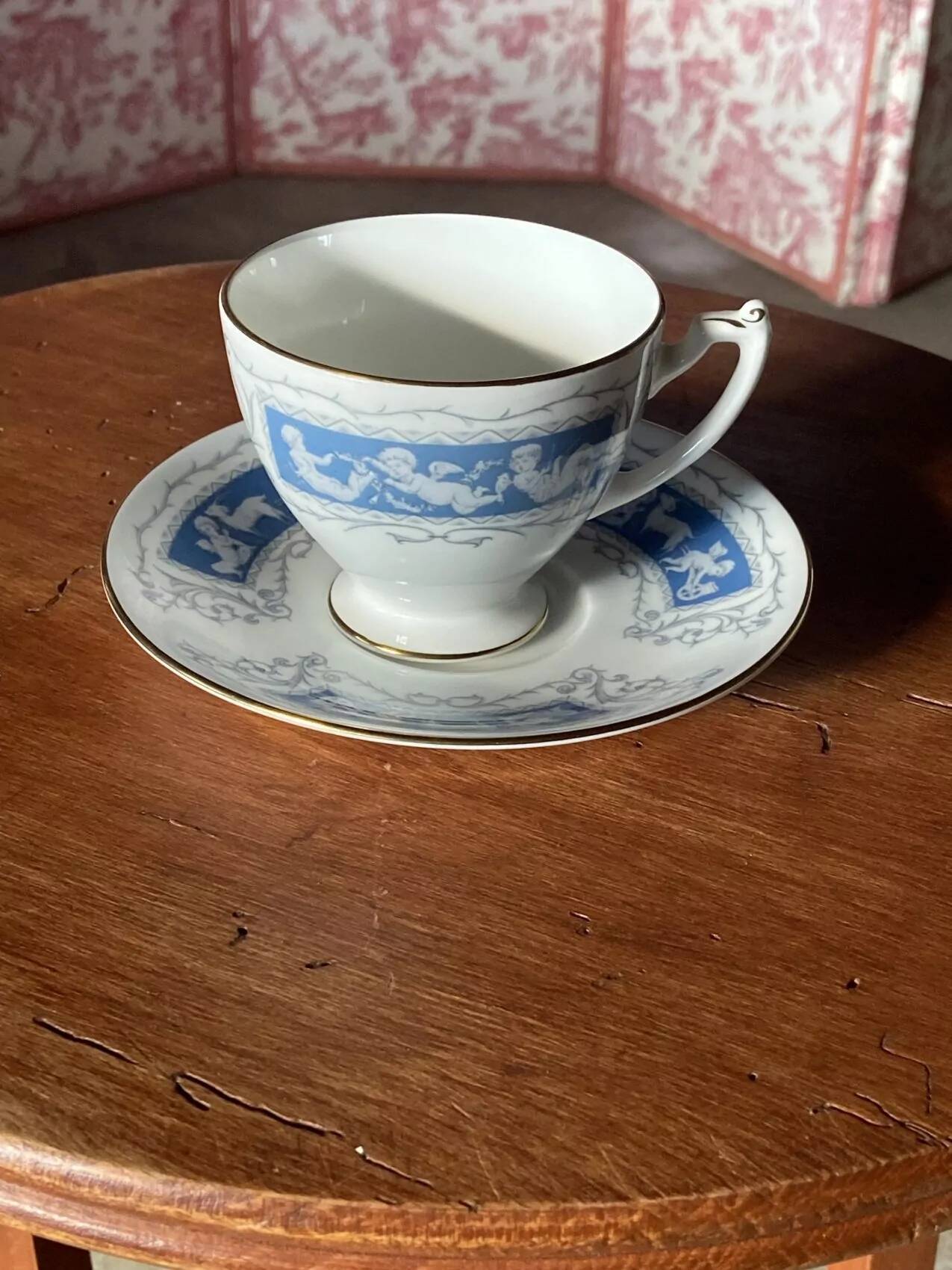 Art Deco side table – clean and timeless lines