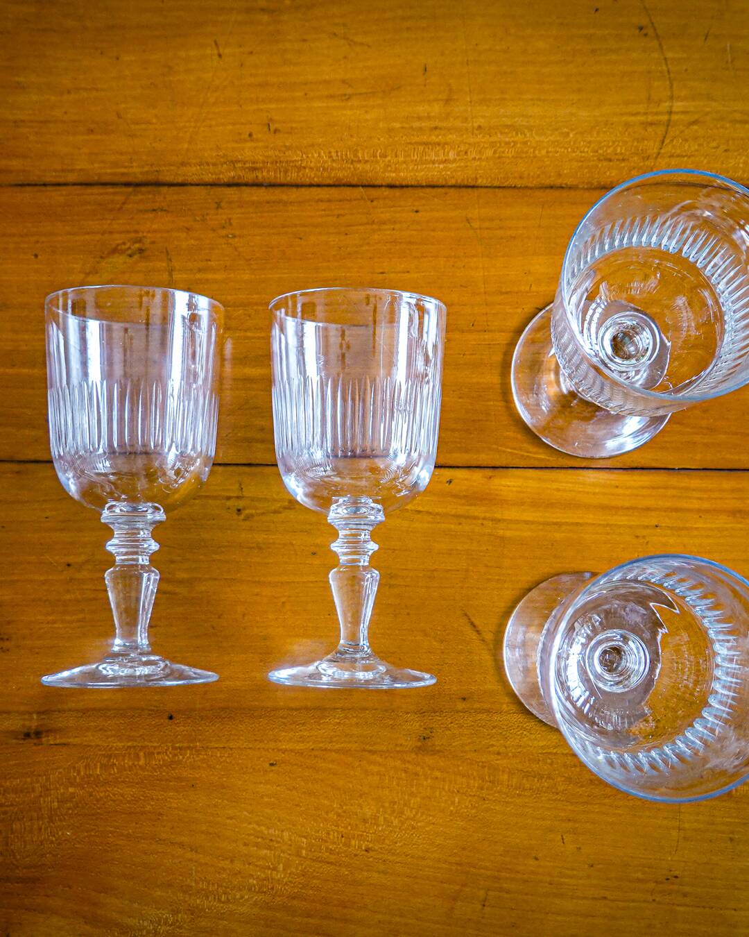 Set of 4 stemmed glasses with chiseled decoration