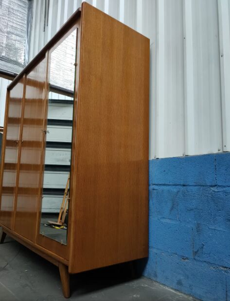 Armoire en chêne pieds compas