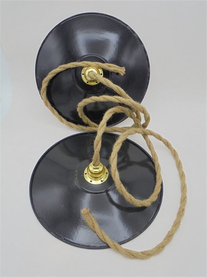 Pair of enamelled sheet metal suspensions