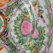 2 assiettes chinoises porcelaine polychrome et or Canton XXème