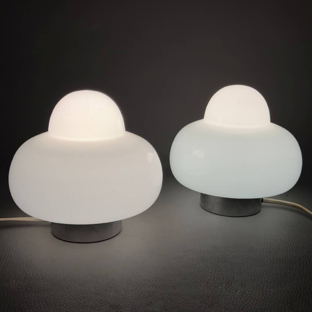 Pair of space age UFO table lamps in white Murano glass, modernist 1970s.