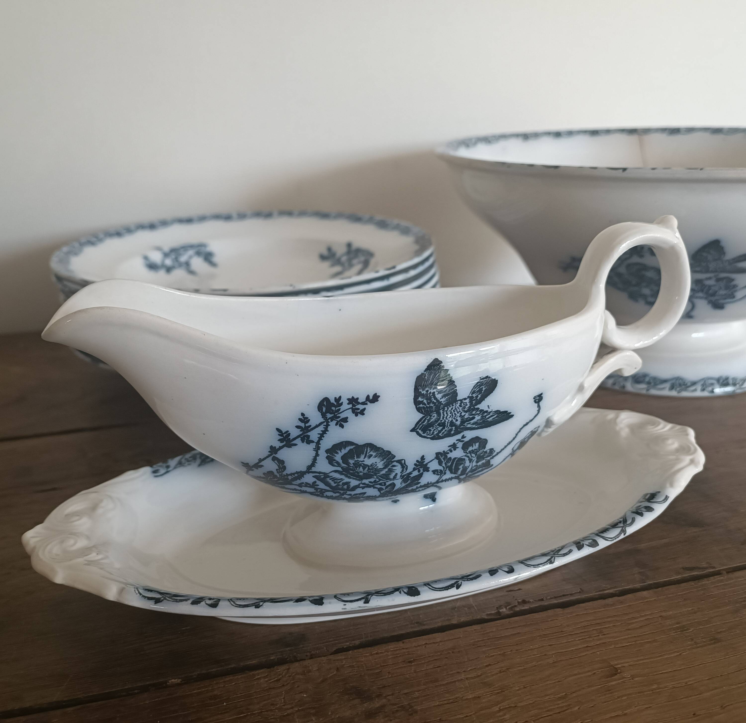 Onnaing iron earth service, plates, salad bowl and sausage maker