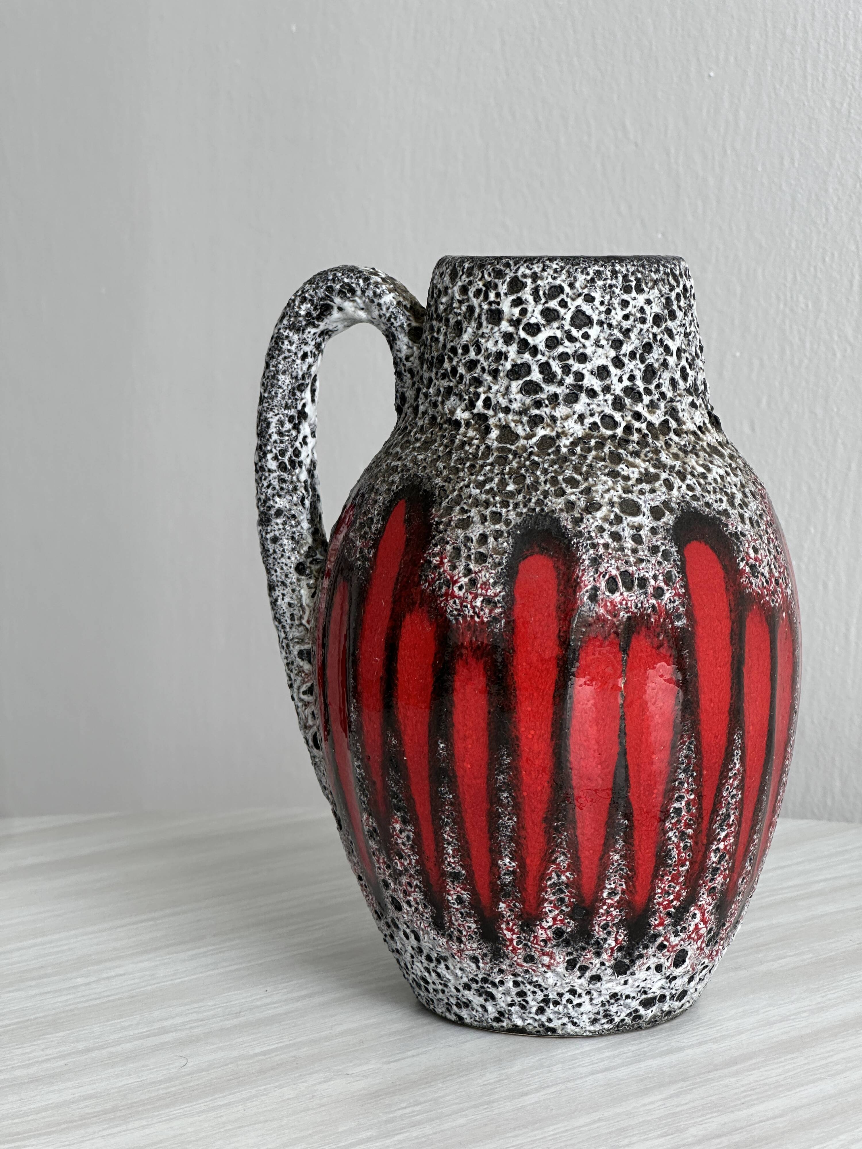 Petit pichet ou vase en céramique texturée