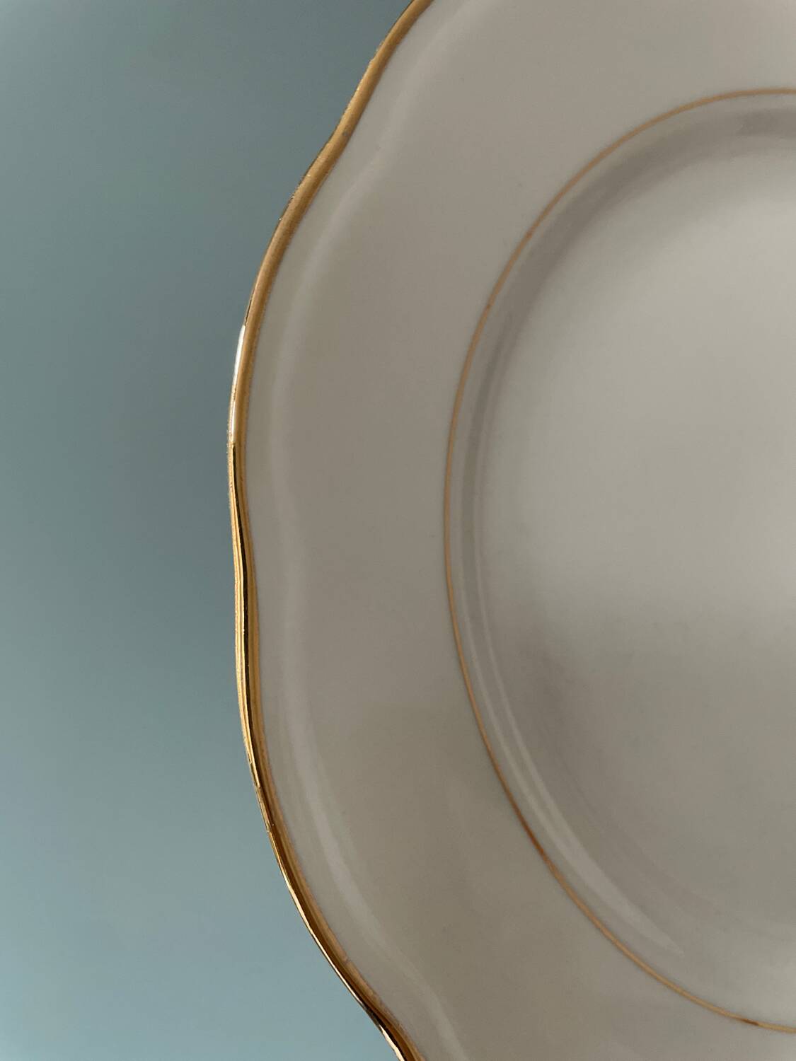 Série de 11 assiettes plates anciennes en porcelaine blanche et liserés dorés