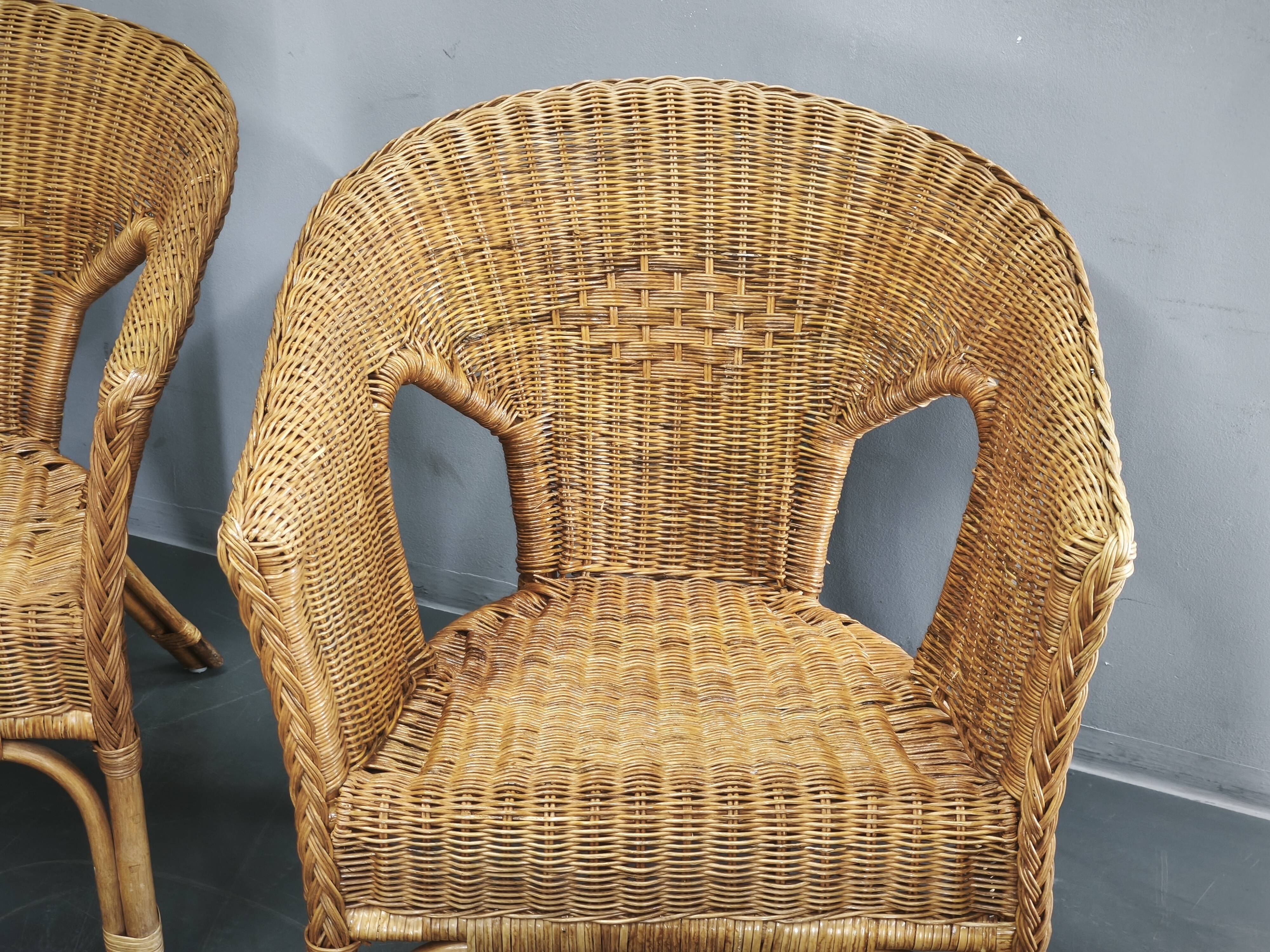 Ensemble de salon en rotin et osier italien des années 1950, quatre fauteuils et une table.