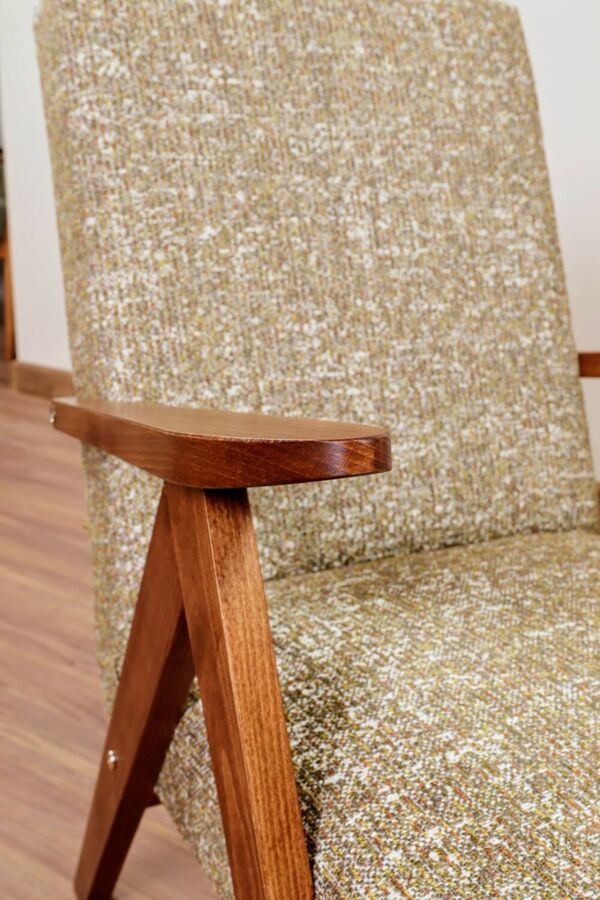 Fauteuil vintage en bois, chaise de salon avec tapisserie en tresse verte.