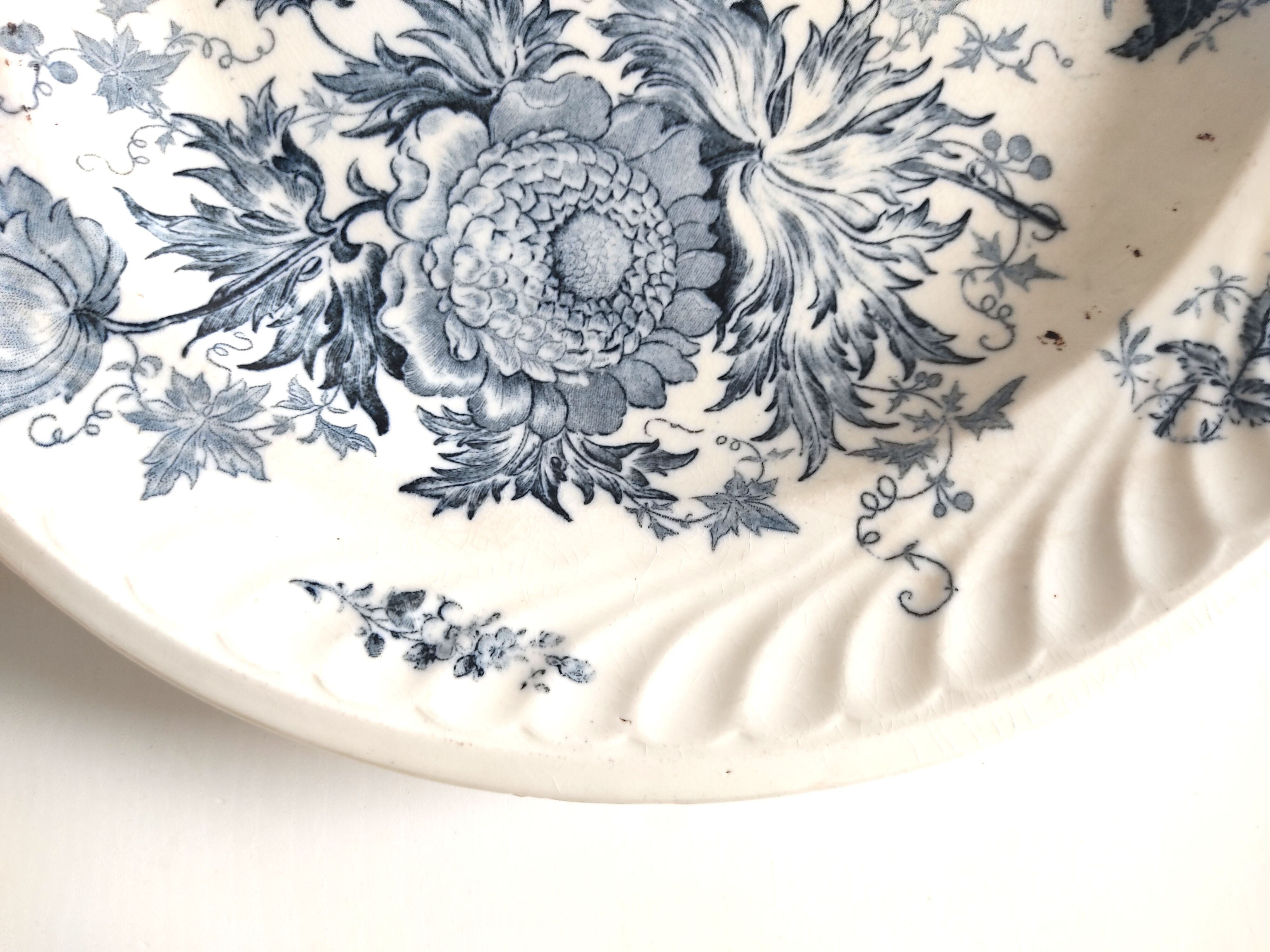Flat earthenware blue flowers model Glory 31.5 cm